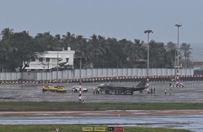 英军航母“闹乌龙”：F-35B燃油耗尽迫降印度，南海威慑成笑话？家人们，今天