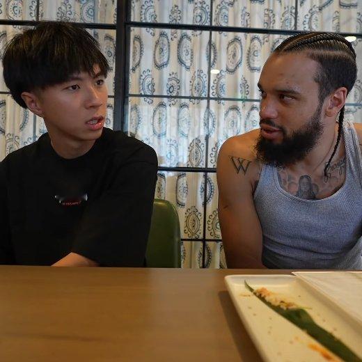 记者问狄龙：“你觉得哪个NBA球员最笨？”狄龙：“要是我来投这个票的话。说实话，