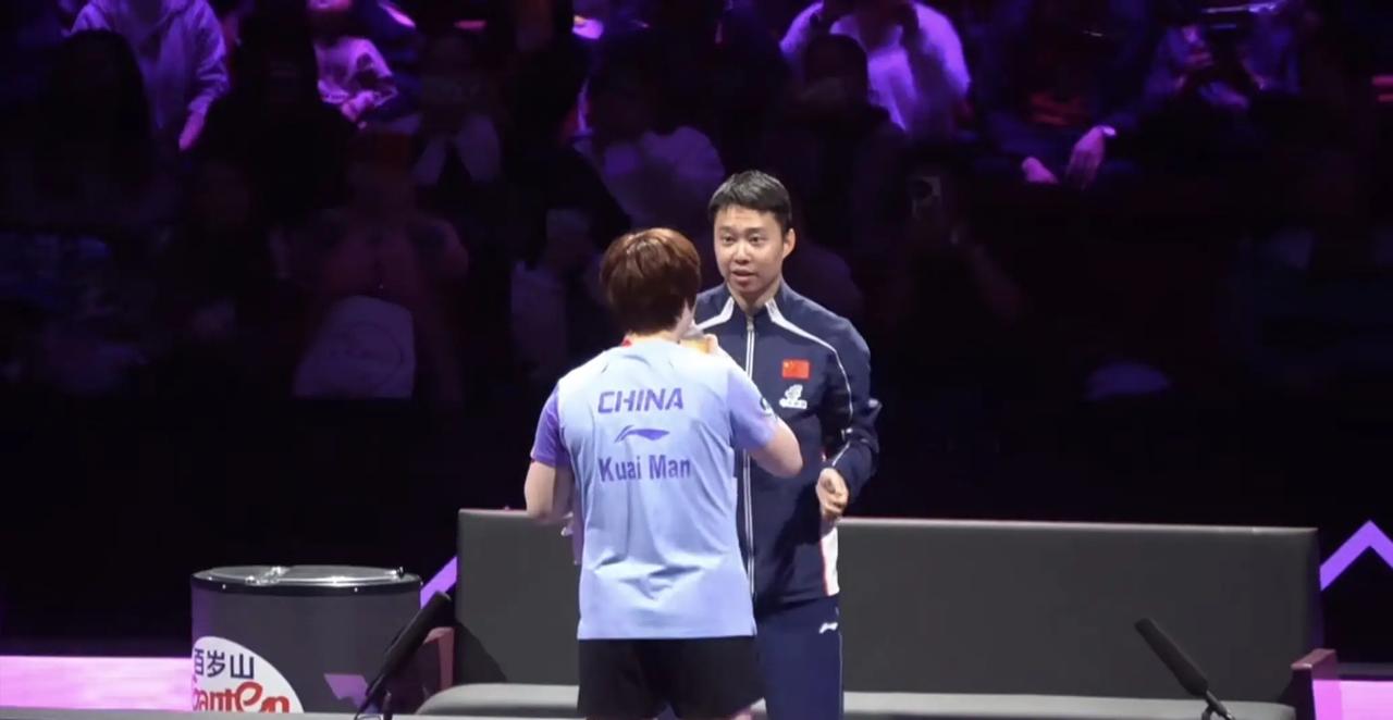 蒯曼之所以决赛爆冷输球，最主要原因是临阵换帅，冠军赛一开始，蒯曼的场外是于子