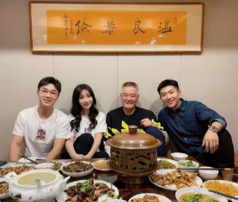 大鹏带着柳岩去师傅赵本山家吃饭，两人还穿着同款白T，像极了带着新媳妇儿第一次登门