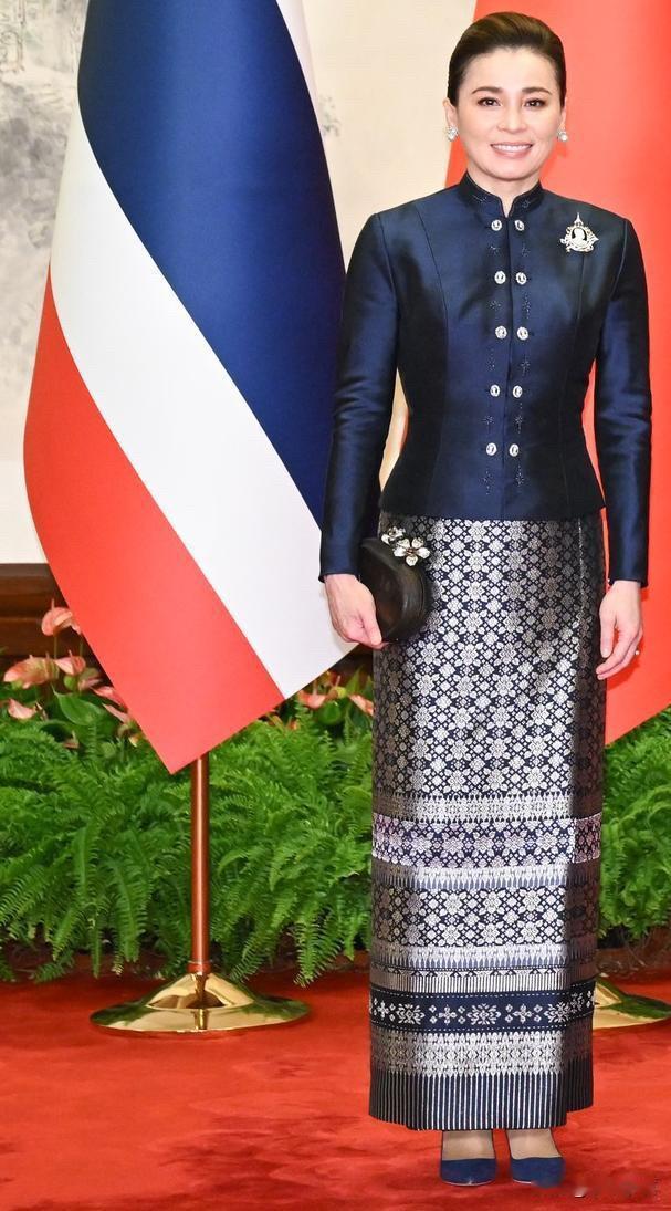 【泰国王后苏提达访华期间的精致着装穿搭】这几天小伙伴们几乎被泰国苏提达王后刷