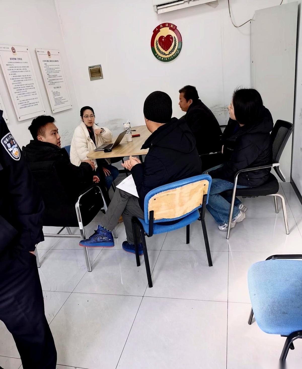 邻居家大哥，一个38岁的老工程师，前脚刚被公司踹出门。人事给的理由特扎心：你，