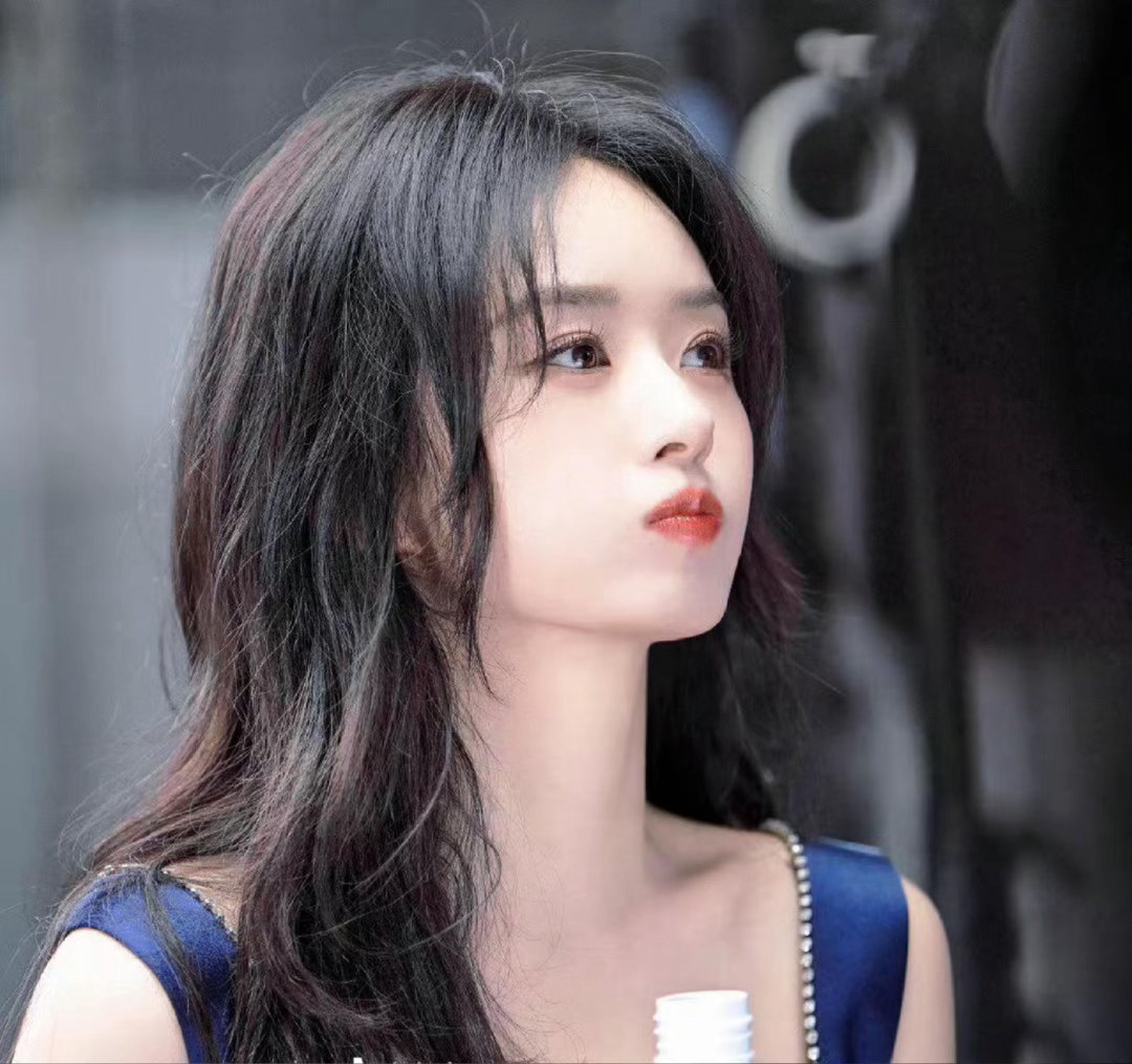 直观感受到赵丽颖的脸有多小赵丽颖跟别人同框，别人的脸是正常大小，她的脸像开了小