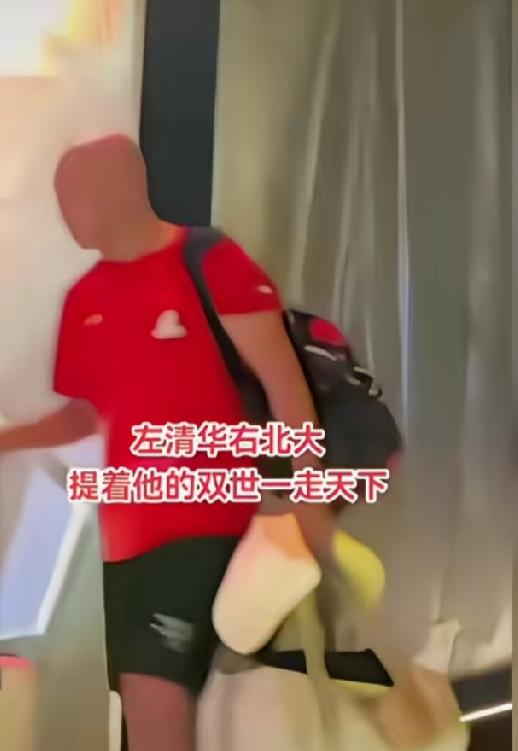 看肖指导迈着硬气的步伐前面走，莎头大步流星后面跟。肖指一手提一个包，东西虽多，