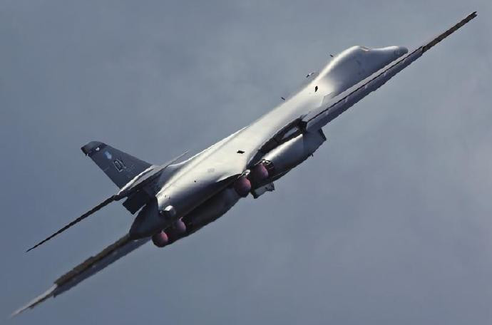 每天认识一件兵器B-1“枪骑兵”轰炸机B-1“枪骑兵”（Lancer）轰炸机是