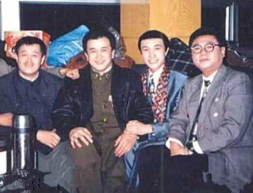 这是一张充满回忆的合照，四位均为小品界的重量级人物：我认出了略显清瘦的著名喜