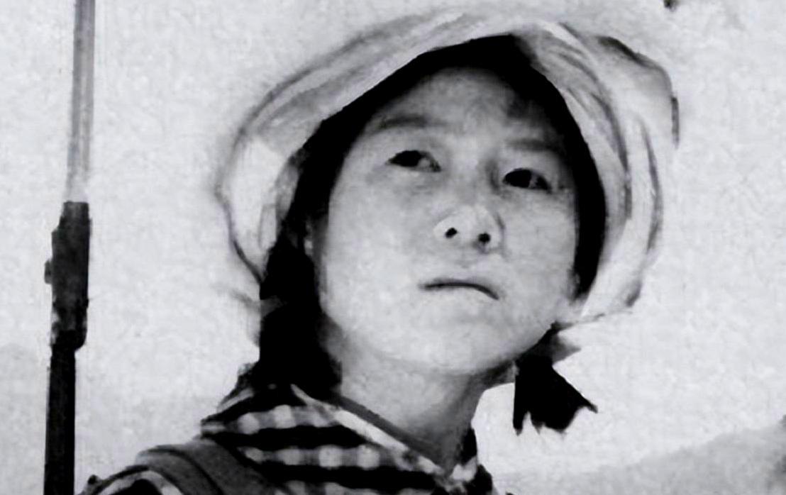 1975年，湖北神农架的田野间，几位农妇正弯腰挖着土豆。一个姑娘突然感到内急，匆
