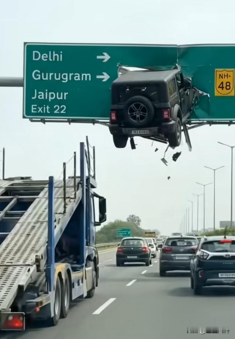 狠人呐！过年期间能闯这么大的祸，这人还有素质的不行，他为了出车祸不影响行人，还跑