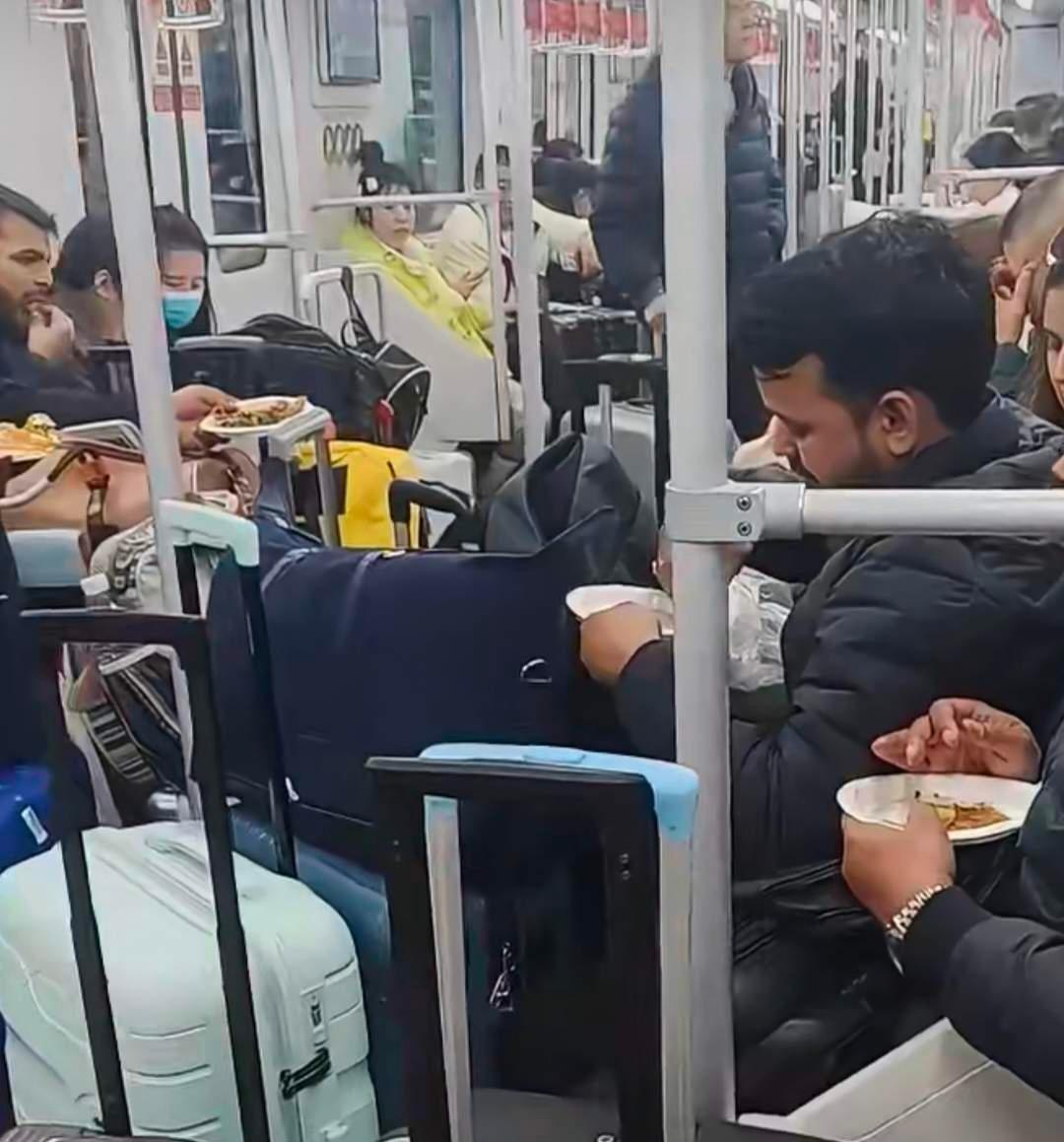 印度人在上海地铁组团吃东西的视频，之所以会在网络上迅速发酵，绝不仅仅因为食物的味