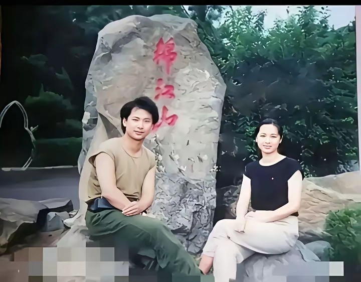 1988年，热恋中的王全安和蒋雯丽，在锦江山游玩时的一张合影，那时候的两人看起来