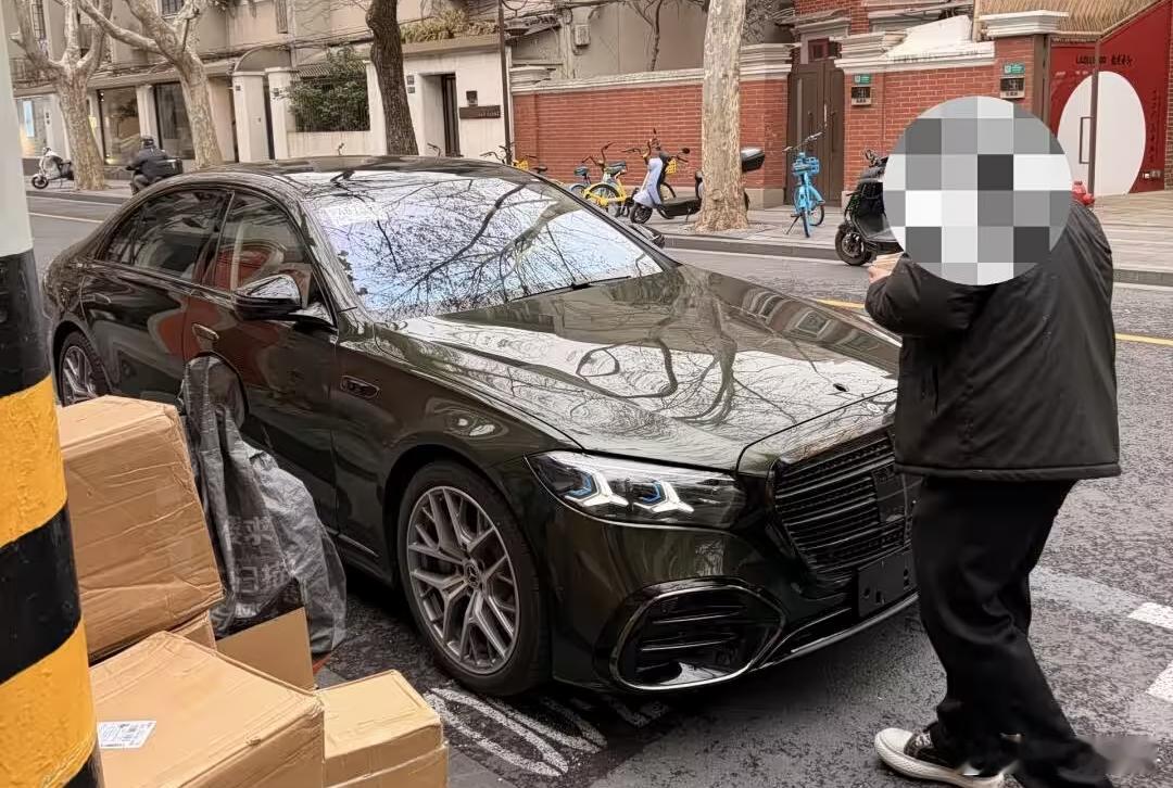 全新奔驰S级在国内被抓拍这次改款是相当成功的，大佬就是大佬大v聊车奔驰S级