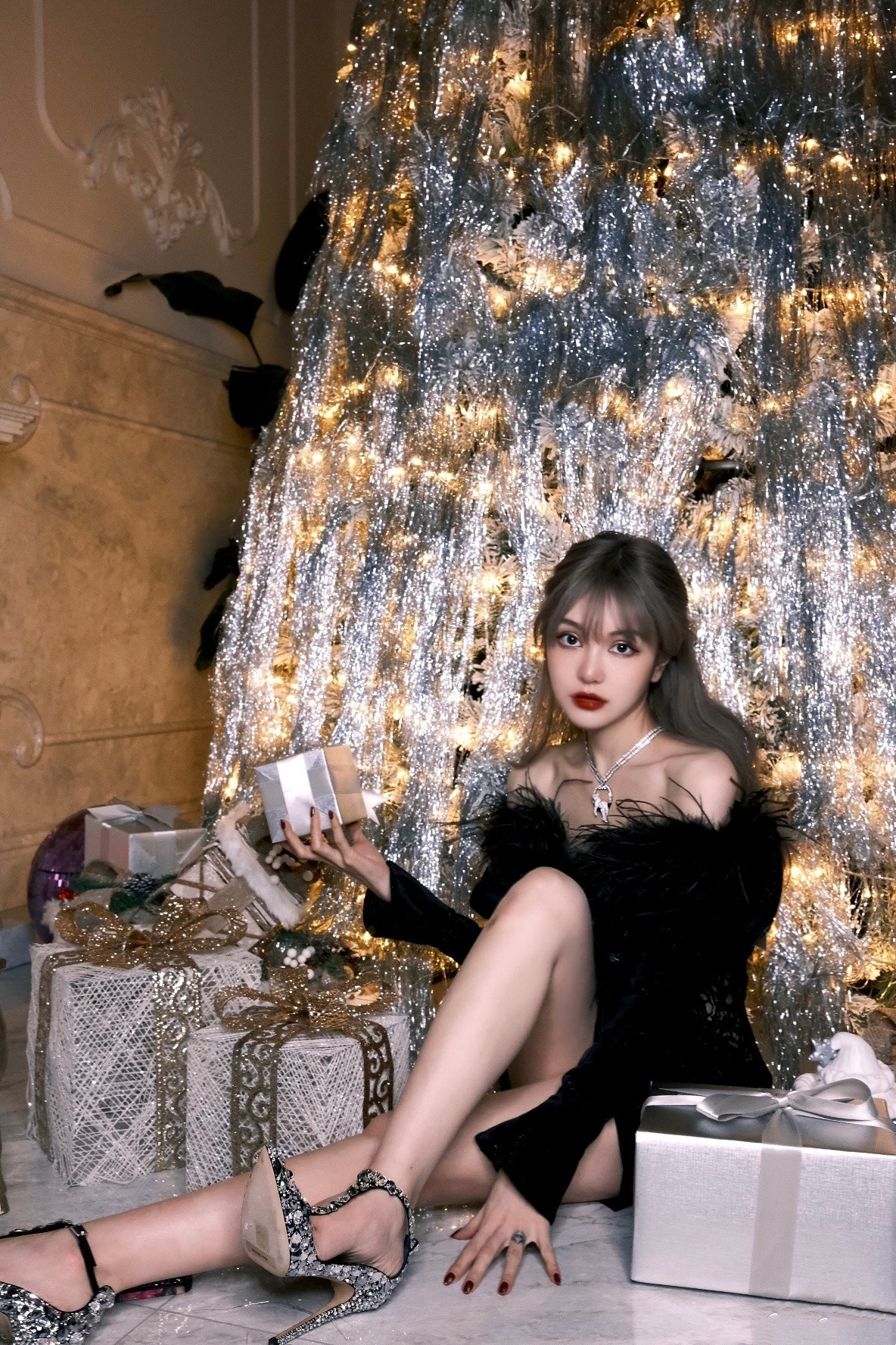 周扬青，浓颜值黑裙，高跟大长腿。周扬青