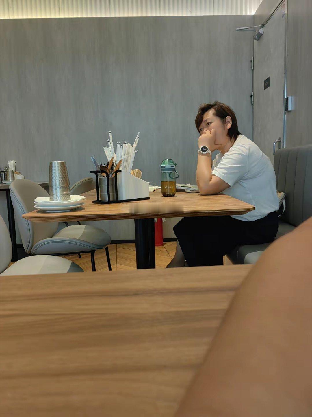 必胜客一小时都在打电话而且免提自己声音洪亮，在指挥业务员干活，定任务定指标影响别