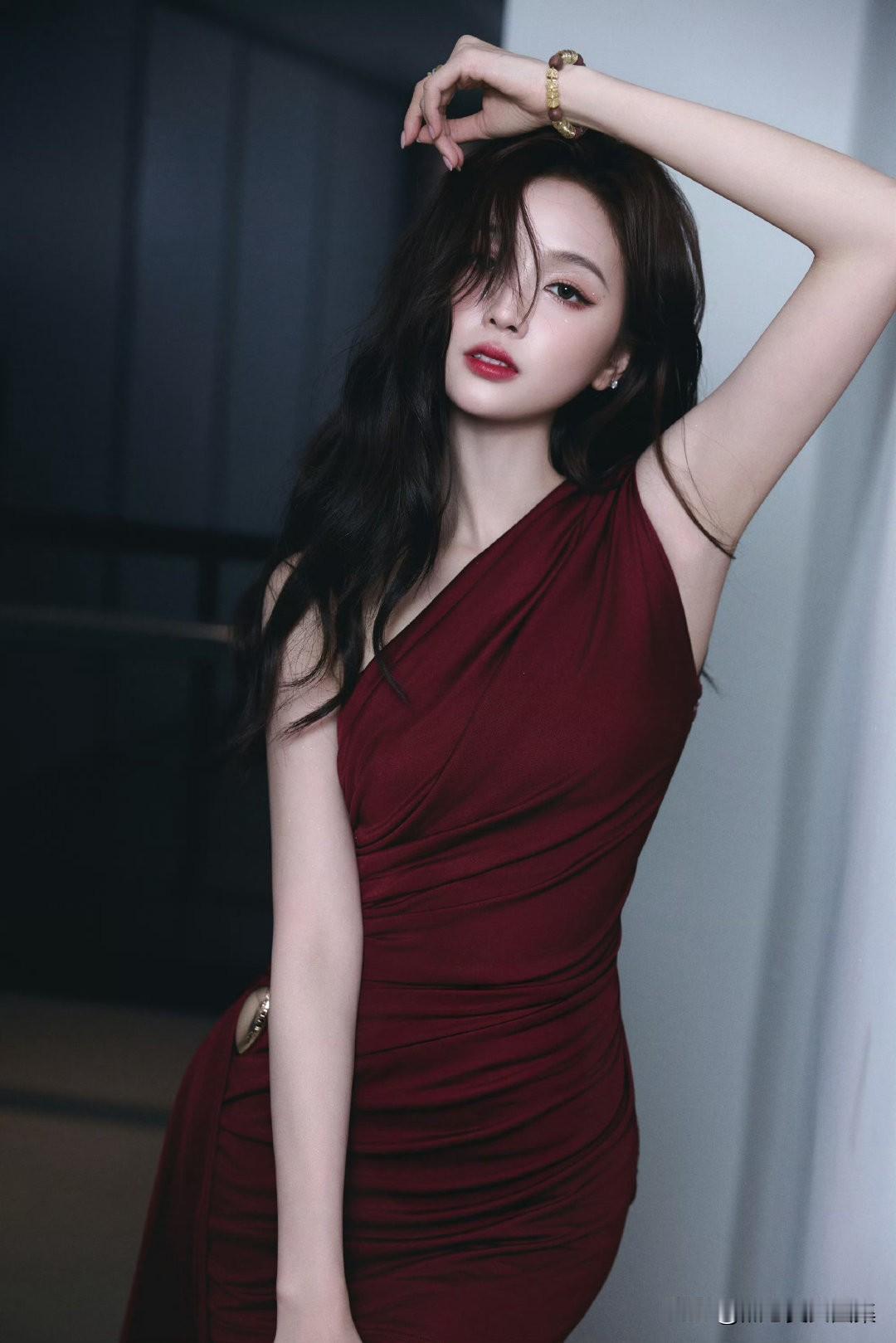 吴宣仪这次是真的御姐归来了！她身着红色挂脖长裙，风情万种又妩媚动人，完全颠覆了以