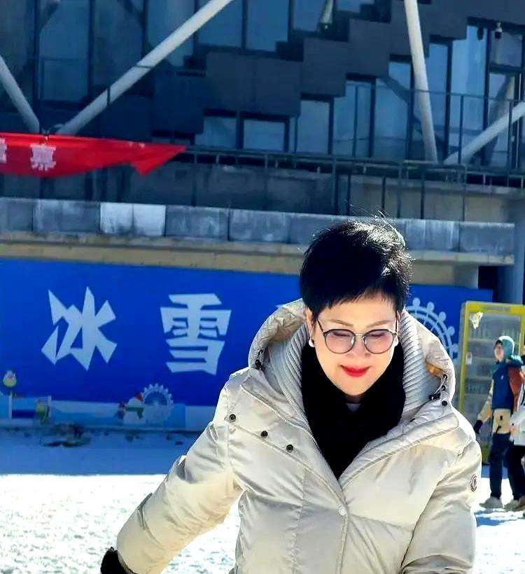 零下十度，61岁的张凯丽穿着丝袜就上了红毯。网友炸了锅。有人心疼她“一把年