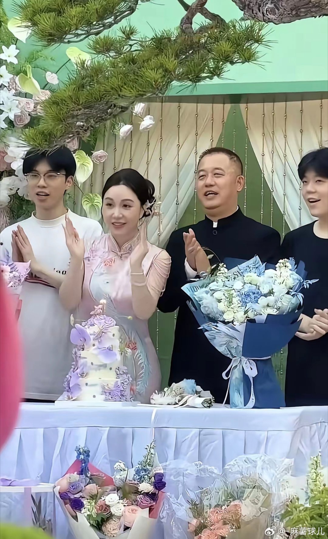 周大生老板娘46岁生日，老公送超大束有“钱”花，真的是太浪漫了，老板娘46岁确实