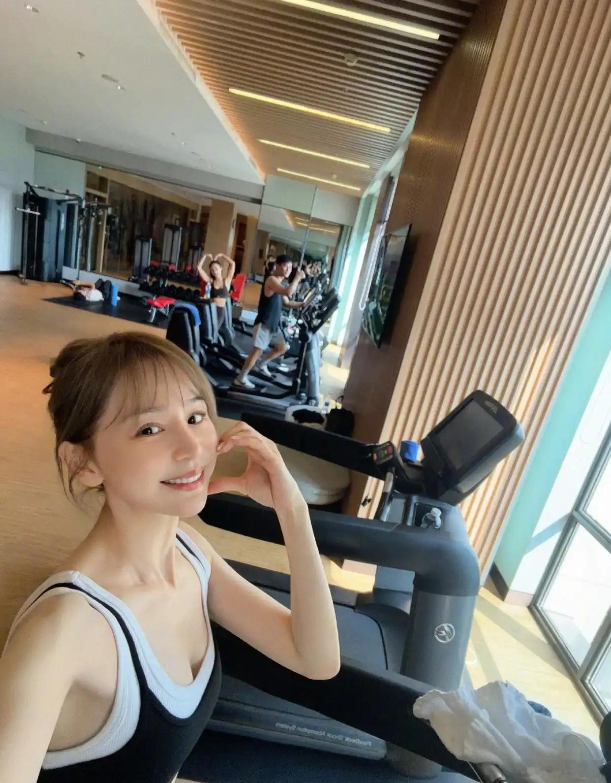 王心凌43岁身材管理绝了，健身照又美又飒，自律的女神！