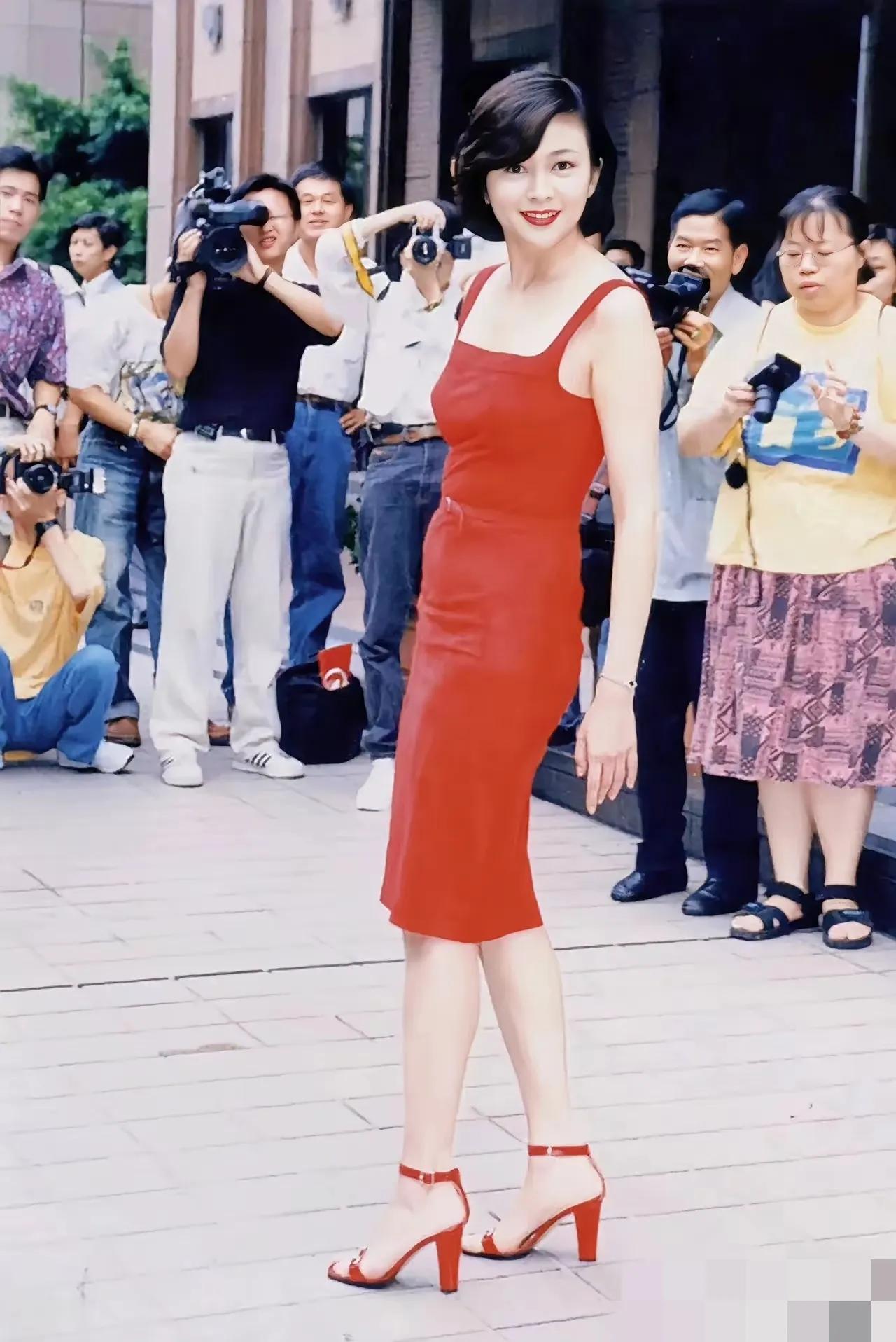 关之琳今日惊艳亮相,一袭红裙搭配高跟鞋,自信笑容魅力十足,于镜头前定格完美瞬间。