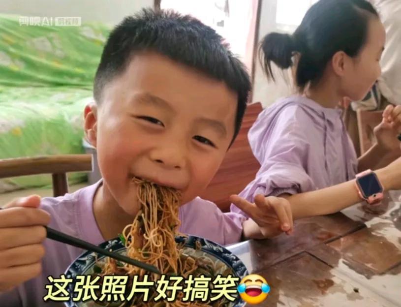 老田今天发了个视频，宣传自己老田家的美好生活！老田感慨的说：吃着外婆做的蒸面