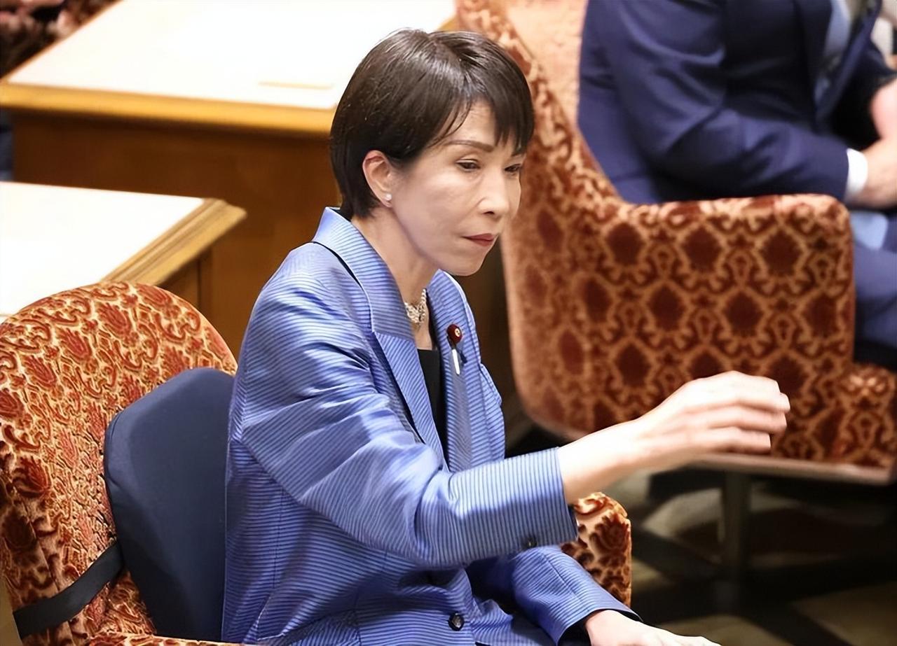 髙市没想到，中亚5国领导人，有四国离开东京后直飞莫斯科，普京背手而立，与他们聊得