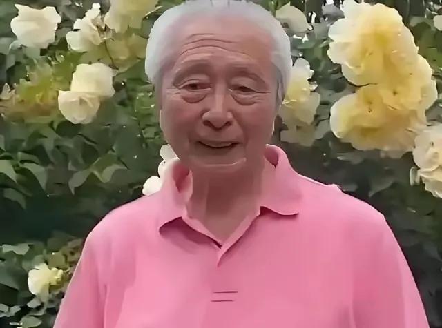 87岁名嘴宋世雄近况曝光，独自一人住在北京工体附近的养老院，儿女都在国外，身边连