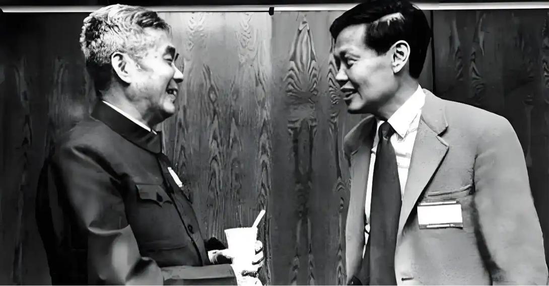 杨振宁深情凝望鲁迅头像，对身边的翁帆说：儿时的玩伴就坐在这里。一次，杨振宁和翁帆