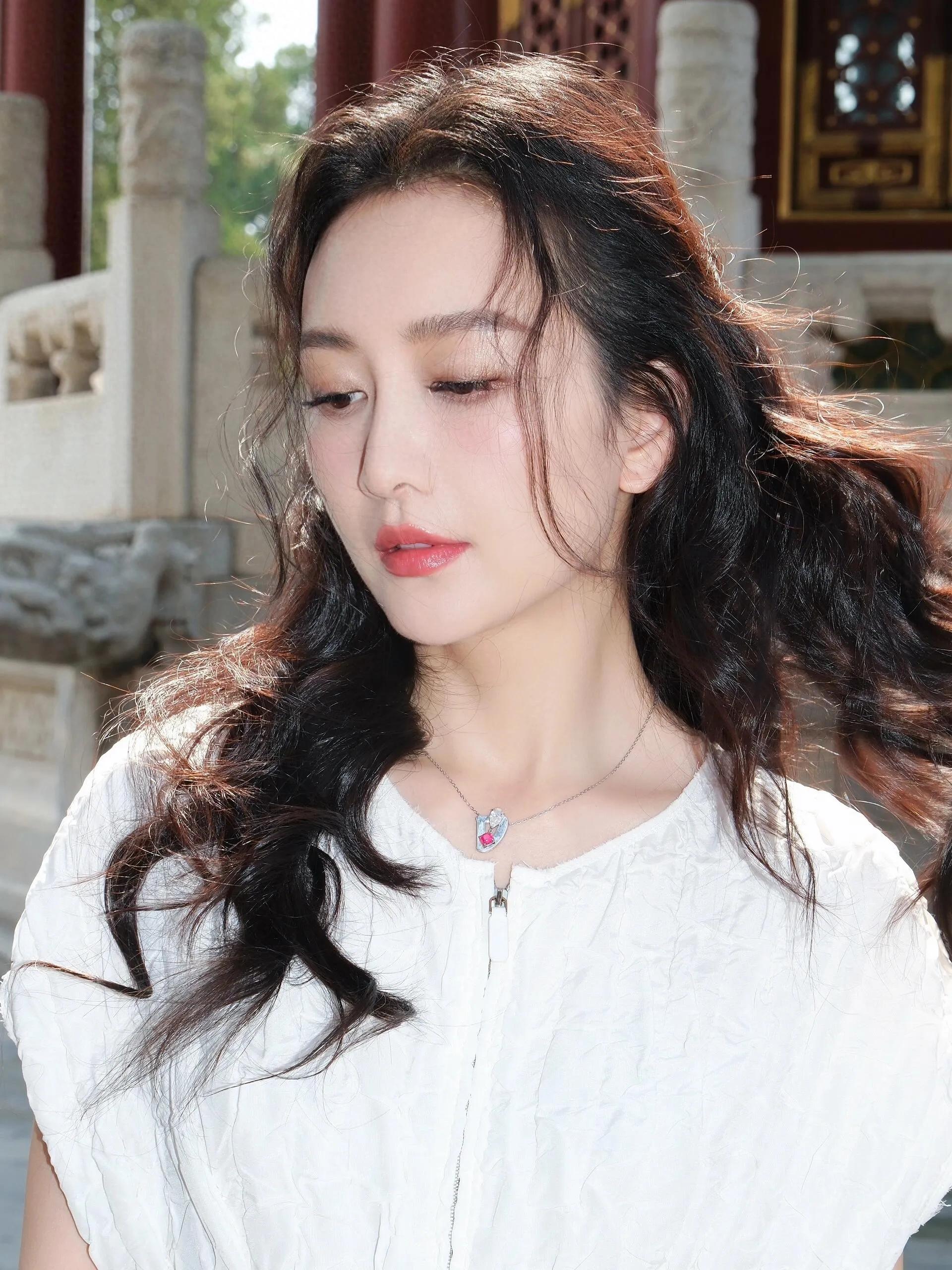 王鸥白色长裙美照太有魅力了