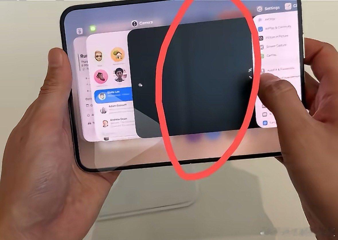 iPhoneDuo折痕这话题吵半天，客观说句实在的：亮屏状态下基本看不出折痕，