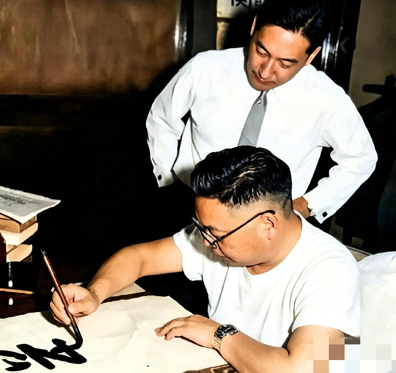 50年代，蒋经国在书房练字，临摹的是父亲蒋介石的笔迹。弟弟蒋纬国就站在身后，静静
