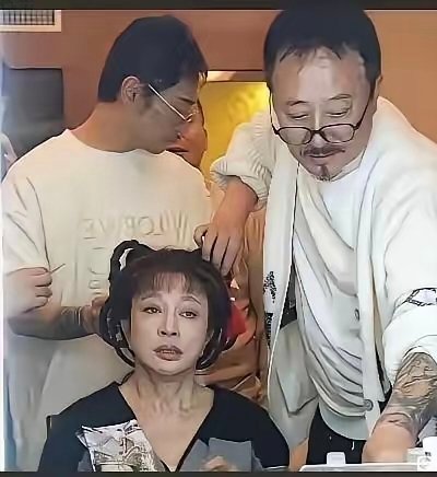 刘晓庆短剧75岁再演18岁少女，满屏都是违和感也真是难为化妆师了，同样的妆容，