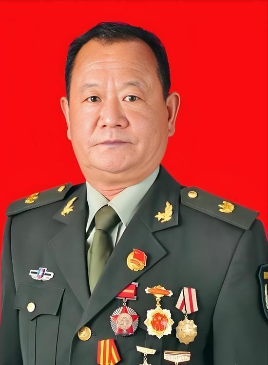 16岁立下一等功，退伍后却两次下岗，妻子以离婚逼他去找组织要工作，他宁肯妻离子