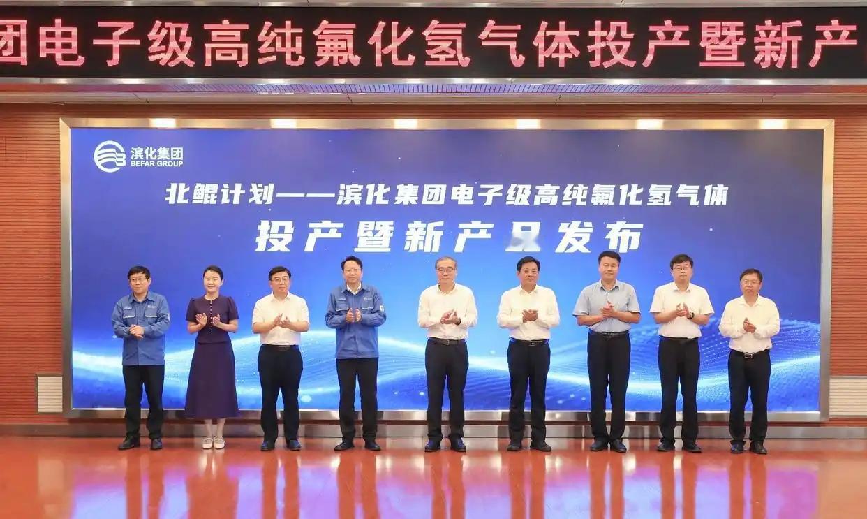 中国“芯片刻刀”终于出鞘！近日，国产芯片传来两大振奋人心的喜讯：一是6N级
