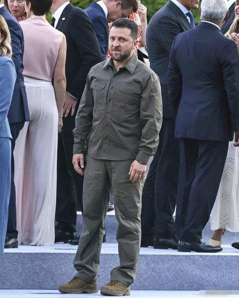 一片哗然！泽连斯基简直成了无期限总统。 当地时间1月14日，由于乌克兰总统泽