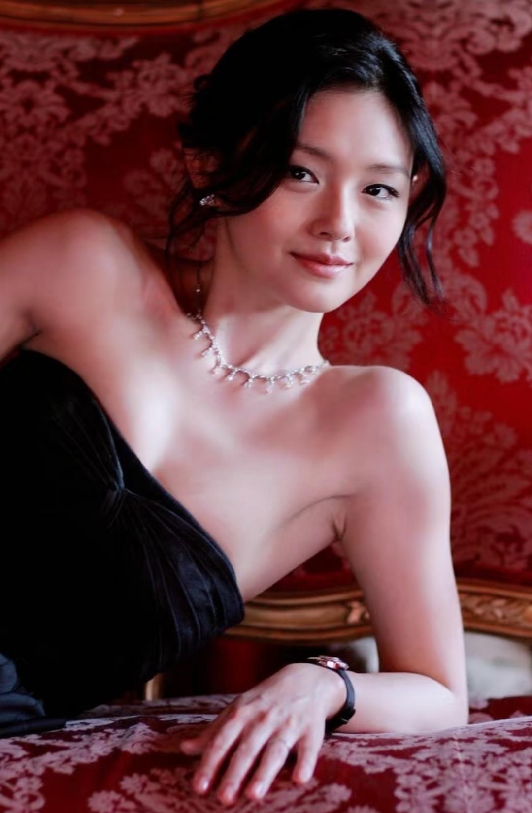 如今很多人在说大S长相普通，甚至说她丑，可如果她真的那么不起眼，当年汪小菲也不会