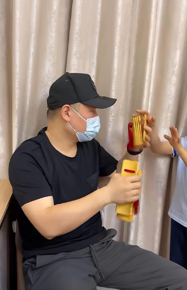 岳云鹏去探病蔡磊，没送钱，没送礼物，他直接对着蔡磊4岁的儿子说：你要想学相声，叔
