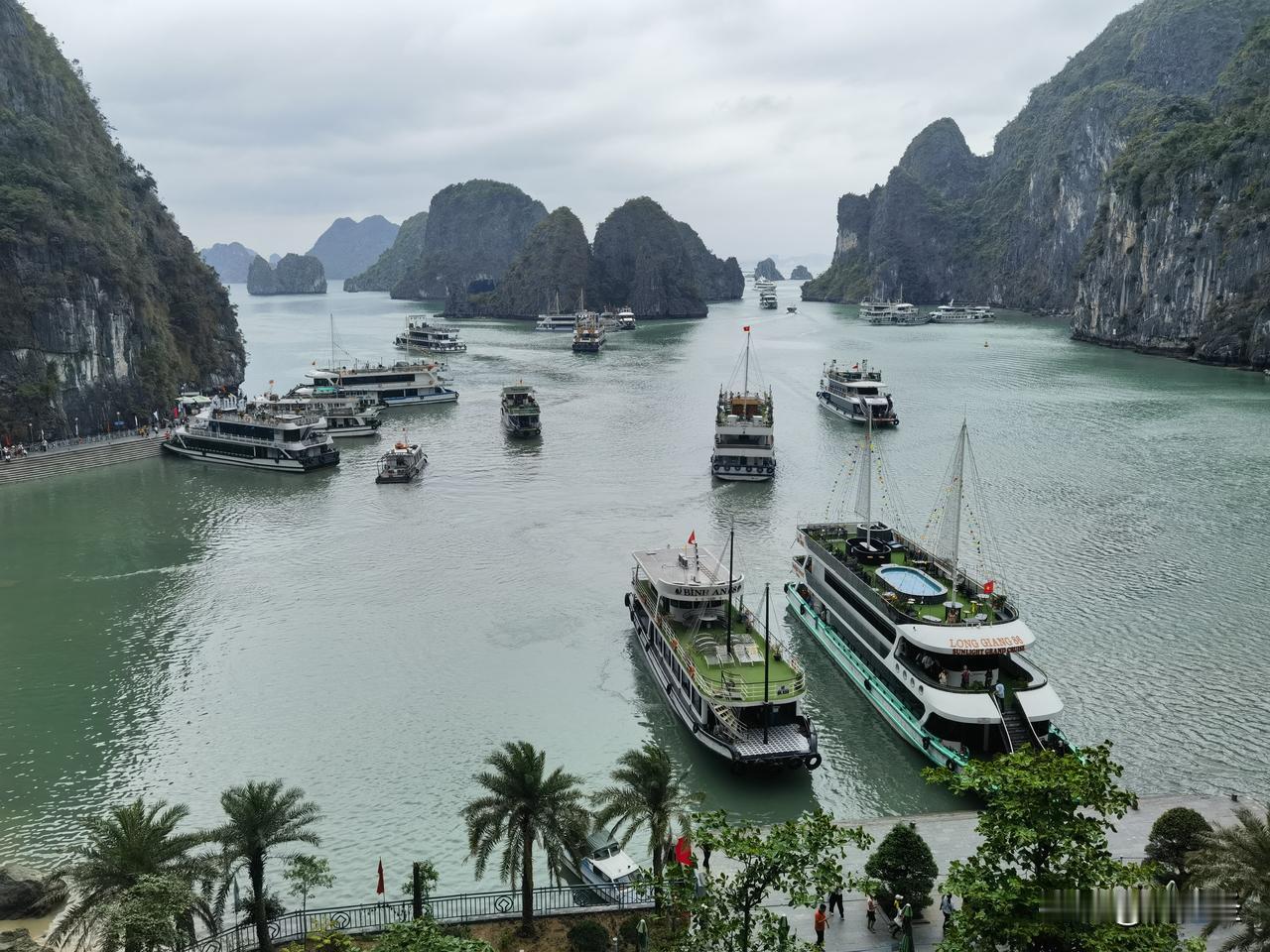 越南下龙湾，那可是“海上桂林”，绝对是越南旅行不能错过的地方。之前我去的时候，乘