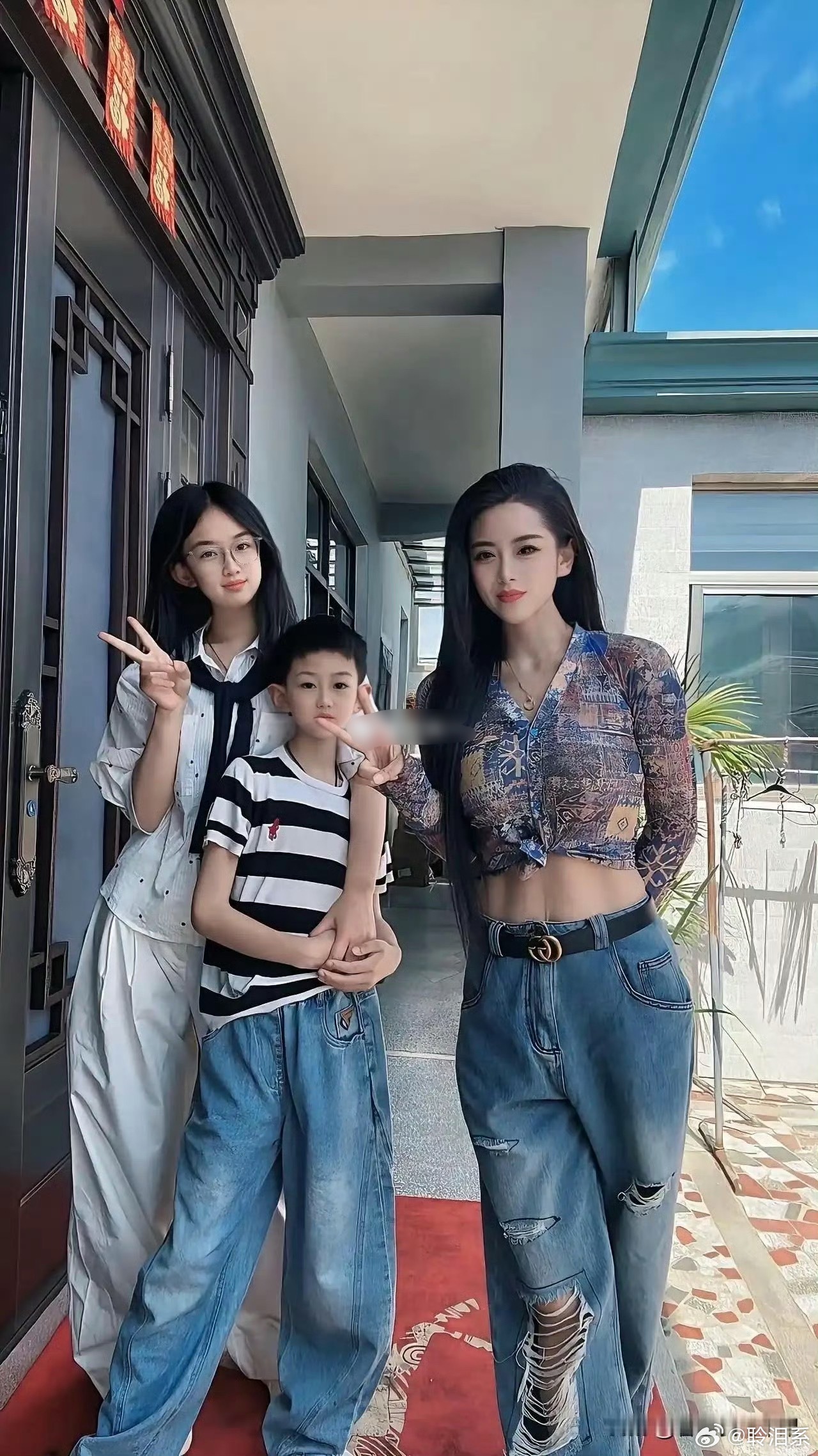不得不说，孩子都那么大了，妈妈身材和气质还那么好，太牛了吧！