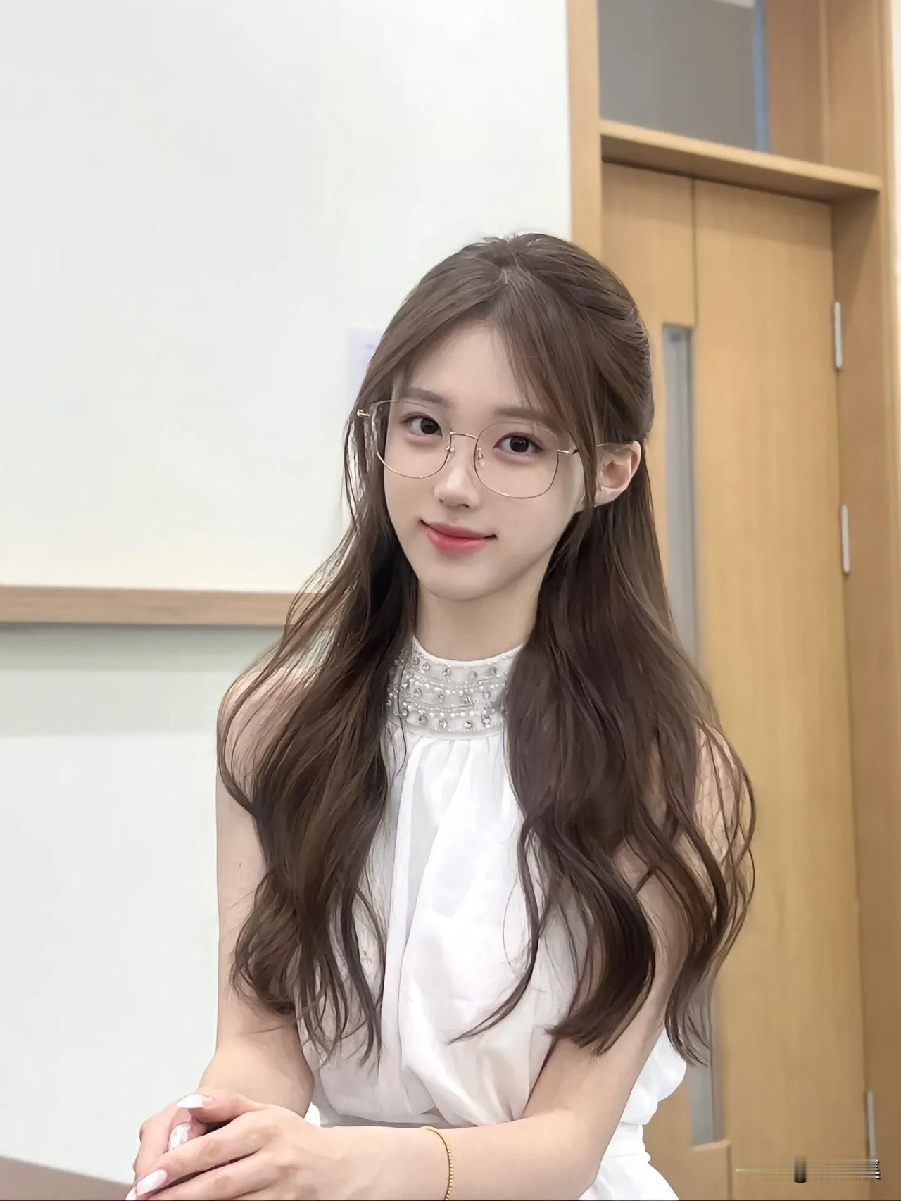 甜美少女风，白色连衣裙搭配大眼镜，清新自然！💕