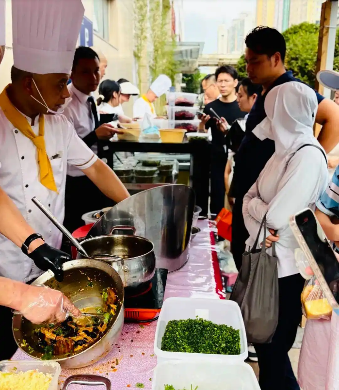 怪不得他发财！近日，湖南长沙，一五星级酒店出来摆地摊，味道、食材都和店里一样，价