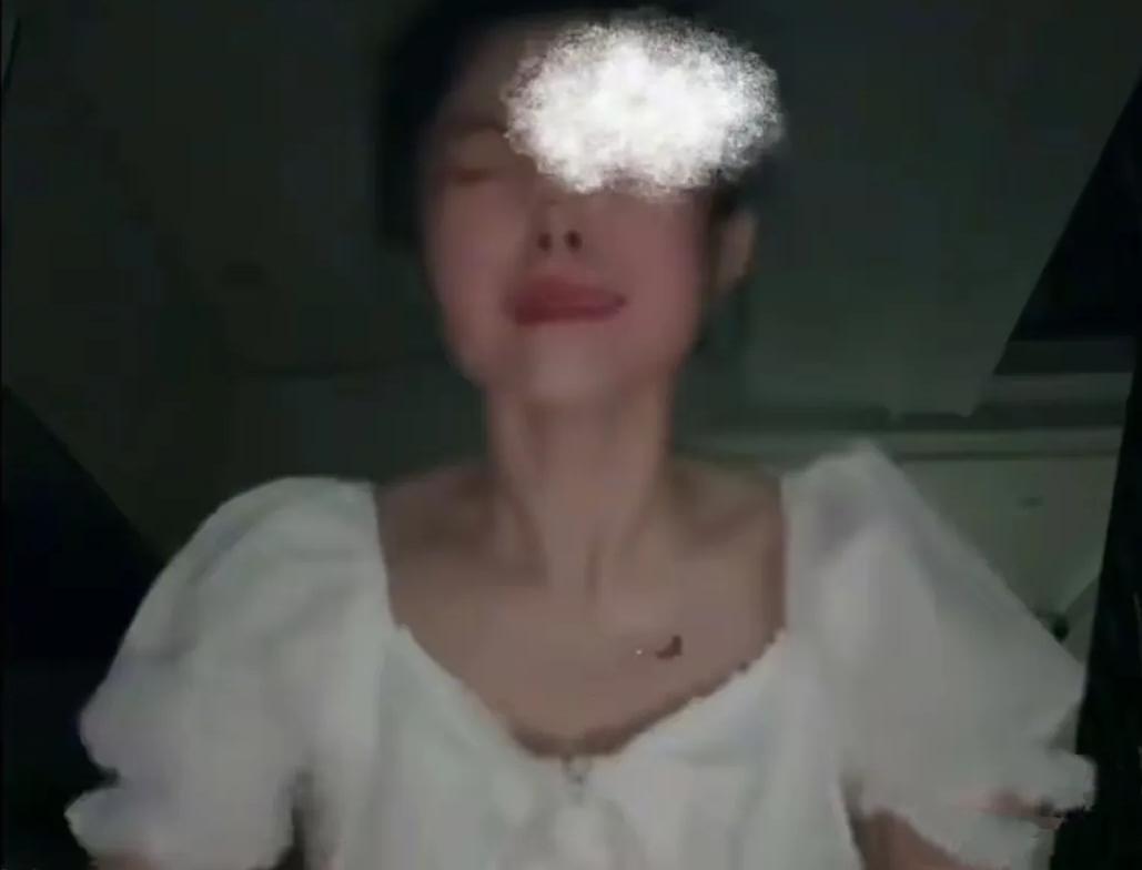 小三姐扇自己十几个耳光，是真的认识到错了吧。镜头中那个湘e小三姐狂扇自己耳光