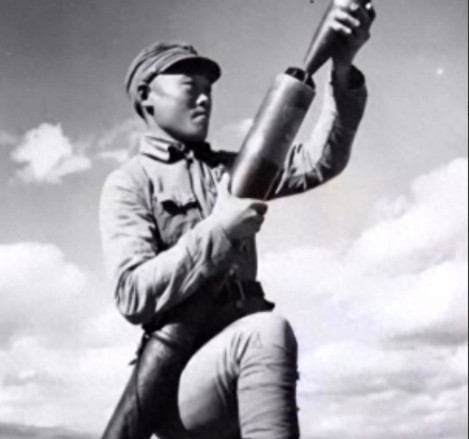 1945年在山上休息的迫击炮手陈宝柳，忽然发现30多个日军和几个女人，正在不远处