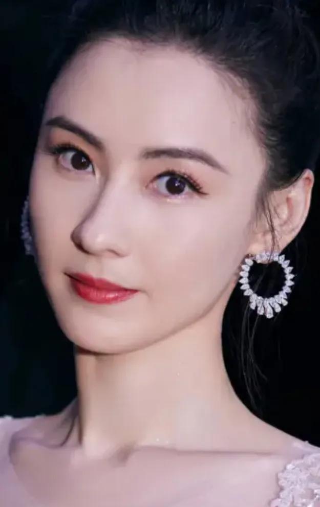 张柏芝：被儿子守护的她张柏芝的美，是那种过了二十年仍能让人眼前一亮的存在。当