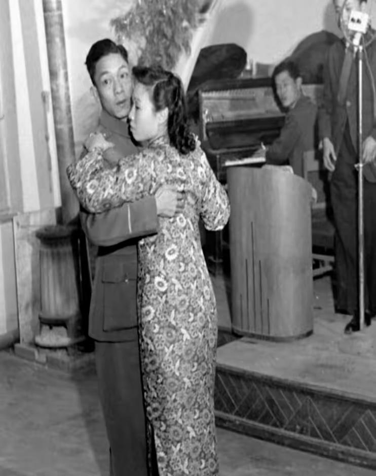 1949年7月，在中华全国文学艺术工作者代表大会上，周恩来所作的报告透露了一串惊