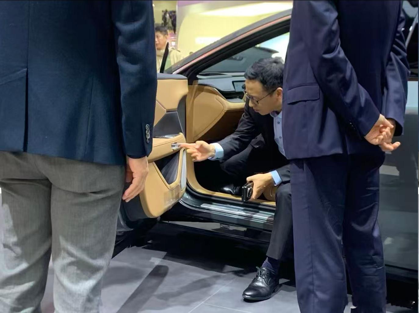 我去，广丰这展台，人山人海呀，里三圈外三圈，特别是新车首开门，那更是吸引了许多车