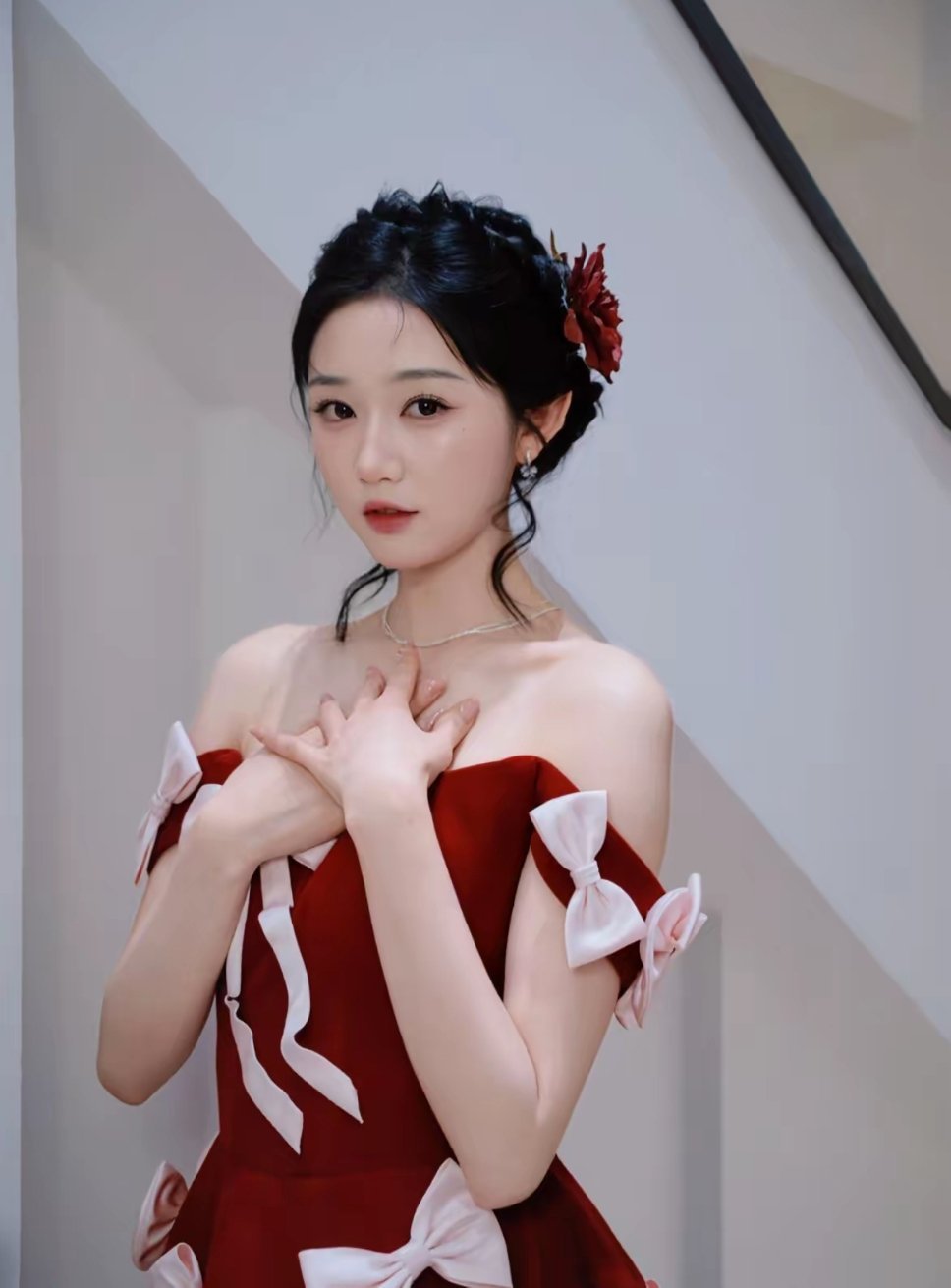 岳雨婷其实也挺惨的，高中读的国际部，雅思都考下来了，就因为家里破产了，连大学都没