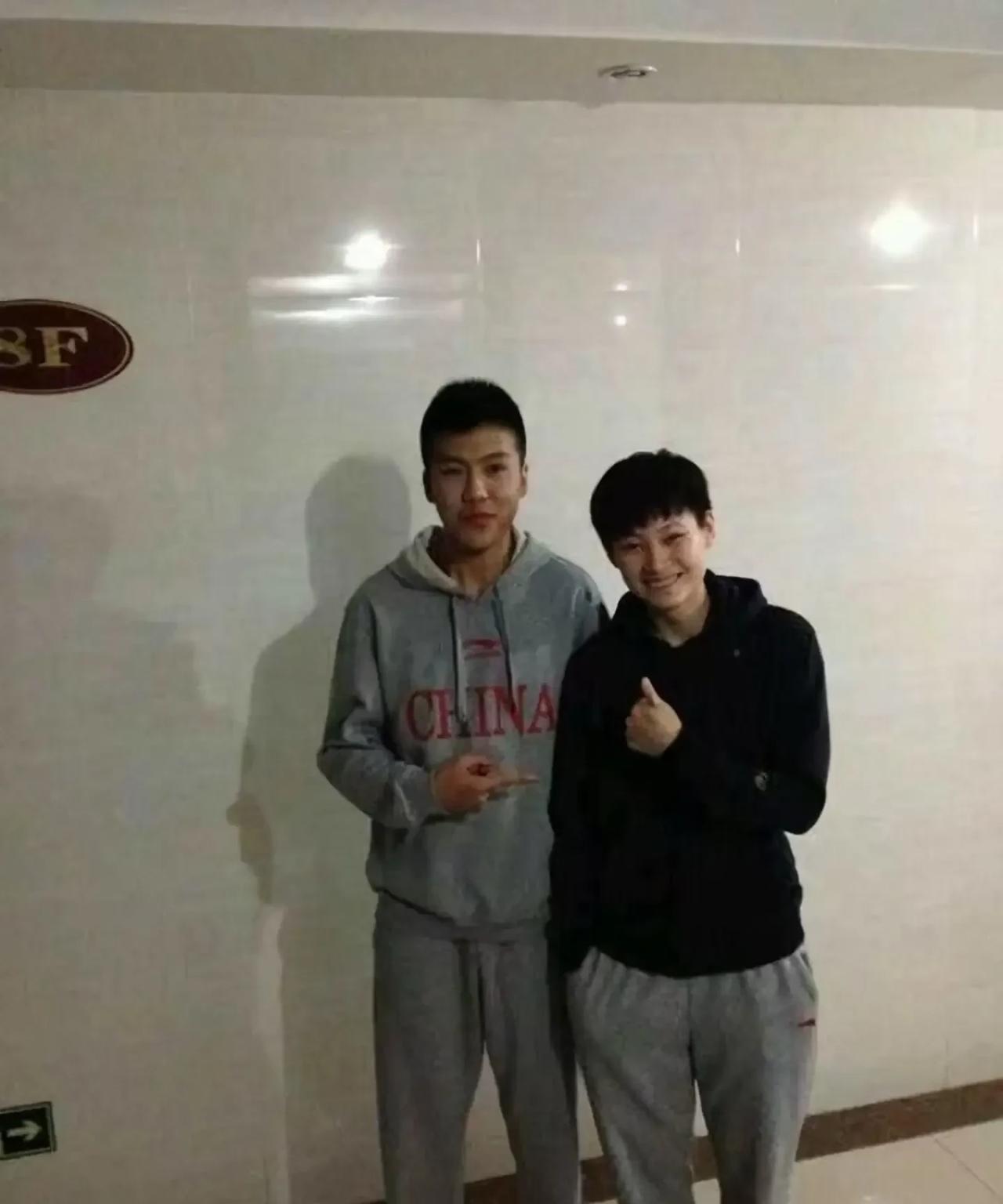 黄荣奇和杨力维也算是老相识了，近日在社交平台上，黄荣奇转发了两个人的合影，两个人