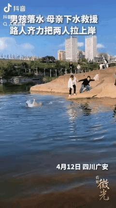 天都塌了！母亲亲眼看着儿子坠入湍急江水。四川广安渠江边，一名男孩玩耍时不慎滑倒，