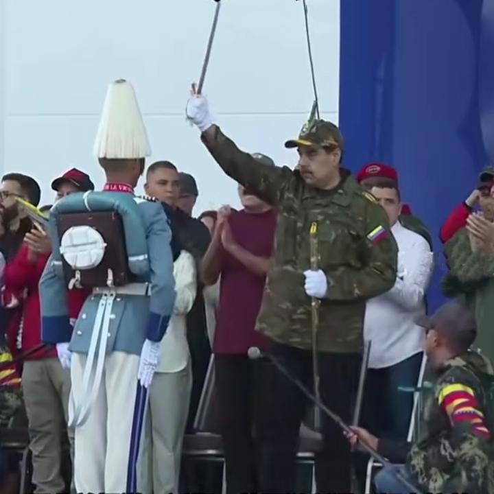 美军兵临委内瑞拉城下，马杜罗换上军装，手握一柄长剑，发表演讲。誓死抵抗侵略、保家