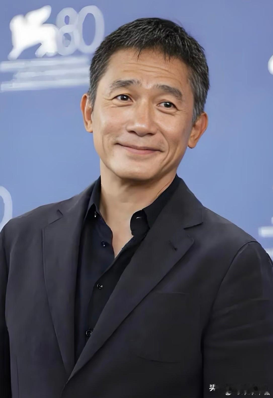 尽管刘嘉玲不想承认男人还是要有个孩子才有盼头按理说梁朝伟无儿无女生活得应该更