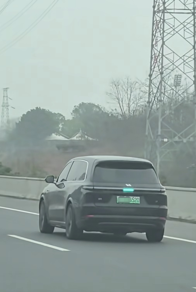 智驾小蓝灯市区开车上路车辆行驶缓慢仔细注意会发现好多智驾小蓝灯，刚开始还好奇拍